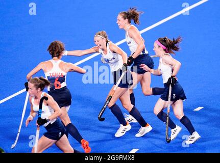 Die britische Laura Unsworth feiert den zweiten Treffer beim Spiel „Women's Pool A“ im Oi Hockey Stadium am dritten Tag der Olympischen Spiele in Tokio 2020 in Japan. Bilddatum: Montag, 26. Juli 2021. Stockfoto