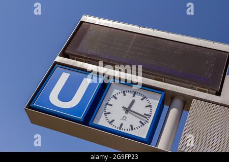 U-Bahn-Schild in München, Deutschland an einem Sommertag. Stockfoto