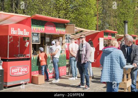 Kaliningrad, Russland - 10. Mai 2021: Menschen stehen in der Schlange, um auf der Lebensmittelmesse auf der kants-Insel Waren zu kaufen Stockfoto