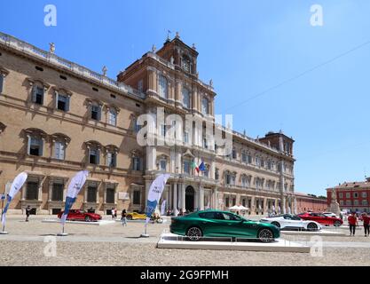 MODENA, ITALIEN, 1. Juli 2021 - Motor Valley Fest Ausstellung, Maserati Autos auf dem Platz Stockfoto