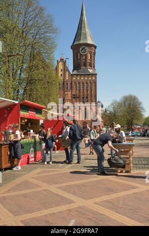 Kaliningrad, Russland - 10. Mai 2021: Blick auf die Ladenfronten der Lebensmittelmesse und der Kathedrale auf der Insel Kants Stockfoto