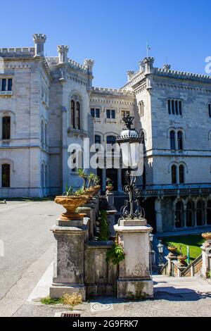 Triest, Italien - 16. Juli 2017: Blick auf Schloss Miramare an einem sonnigen Tag Stockfoto