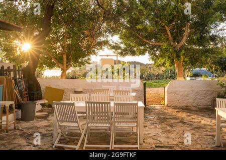 Gemütliches Café im Freien bei Sonnenuntergang in Kas, Türkei Stockfoto