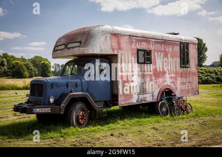 Ein alter Magirus Deutz Umzugswagen, der zum Wohnmobil umgebaut wurde, steht am Rheinufer im Landkreis Polll, Köln, Deutschland. Ein alter Magirus Stockfoto