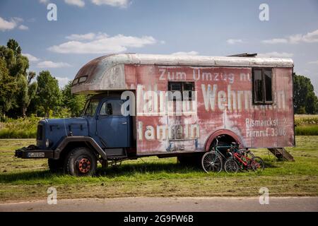 Ein alter Magirus Deutz Umzugswagen, der zum Wohnmobil umgebaut wurde, steht am Rheinufer im Landkreis Polll, Köln, Deutschland. Ein alter Magirus Stockfoto