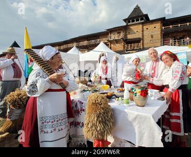 KOPACHIV, UKRAINE - 24. JULI 2021 - Mitglieder der Volksband aus der Gemeinde Kalyniwka besuchen die Feier des Tages der Christianisierung von Kiew Stockfoto