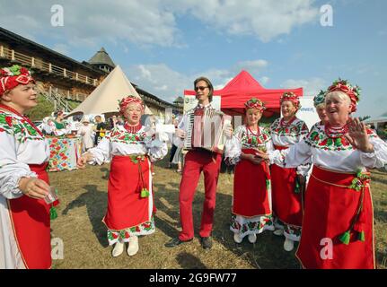 KOPACHIV, UKRAINE - 24. JULI 2021 - Mitglieder einer Volksgruppe des Dmytrivka-Dorfrats treten während der Feier des Christentags auf Stockfoto