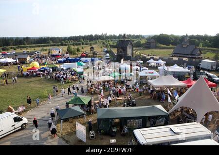 KOPACHIV, UKRAINE - 24. JULI 2021 - im Kyivan Rus Park wird der Tag der Christianisierung von Kyivan Rus, Kopachiv Dorf, OBUK, gefeiert Stockfoto