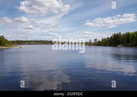 Eine Landschaft von Inseln mit felsigen Küsten und Nadelbäumen. Natur am Ufer des Ladoga-Sees. Stockfoto