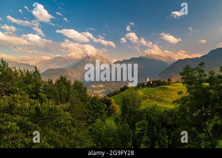 Sommeruntergang zwischen den Wolken in den Bergen des Aostatals Stockfoto