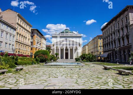 Triest, Italien - 16. Juli 2017: Blick auf die Kirche des heiligen Antonius neben dem Canal Grande an einem sonnigen Tag Stockfoto