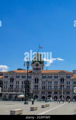 Triest, Italien - 16. Juli 2017: Blick auf das Rathaus von Triest auf der Piazza Unita d'Italia an einem sonnigen Tag Stockfoto