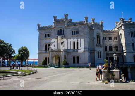 Triest, Italien - 16. Juli 2017: Blick auf Schloss Miramare an einem sonnigen Tag Stockfoto