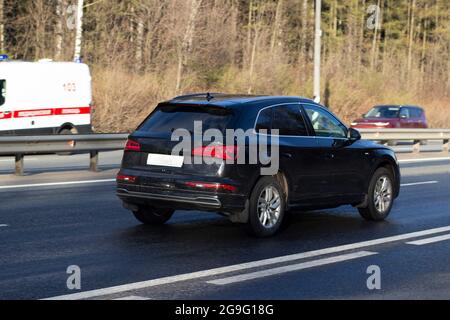 Ein Auto auf der Autobahn. Ein Auto auf der Straße. Der persönliche Transport fährt auf der Straße. Stockfoto