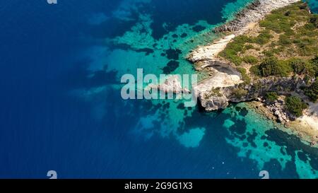 Top down Luftaufnahme von Felsen im türkisfarbenen Meer des Gidaki-Strandes in Ithaca, Griechenland Stockfoto