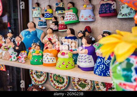 Traditionelle Souvenirs aus Otranto, Apulien, Italien. Bunte Keramikfiguren von Frauen. Geschenke aus Apulien Stockfoto