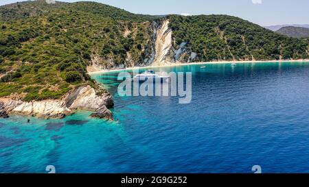 Luftaufnahme von festgetäuten Luxusbooten am türkisfarbenen Meer des Gidaki-Strandes in Itaca, Griechenland Stockfoto