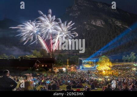 Open-Air-Konzert der Philharmonie Bad Reichenhall am Thumsee bei Bad Reichenhall mit Feuerwerk, Berchtesgaden, Stockfoto