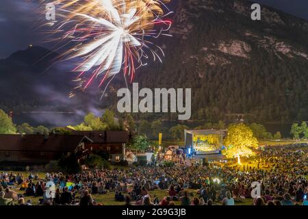 Open-Air-Konzert der Philharmonie Bad Reichenhall am Thumsee bei Bad Reichenhall mit Feuerwerk, Berchtesgaden, Stockfoto