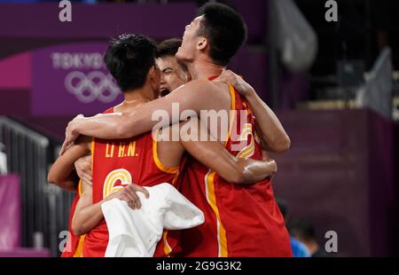 (210726) -- TOKIO, 26. Juli 2021 (Xinhua) -- die Spieler Chinas feiern nach der Runde des 3X3-Basketballspiels der Männer zwischen China und Polen in Tokio, Japan, am 26. Juli 2021. (Xinhua/Zhang Xiaoyu) Stockfoto