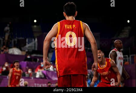 (210726) -- TOKIO, 26. Juli 2021 (Xinhua) -- Yan Peng aus China feiert während der Poolrunde des 3X3-Basketballspiels der Männer zwischen China und Polen in Tokio, Japan, am 26. Juli 2021. (Xinhua/Zhang Xiaoyu) Stockfoto