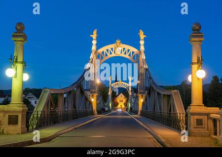 Die Brücke über die Salzach bei Nacht. Über 100 Jahre alt, eine Stahlkonstruktion, verbindet Deutschland mit Österreich. Von Oberndorf nach Laufen, Berchtesgadener Land, Oberbayern, Deutschland Stockfoto