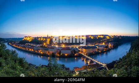 Die Altstadt von Burghausen mit der Burg Burghausen, der längsten Burg Europas, im Abendlicht. Altötting, Oberbayern, Stockfoto
