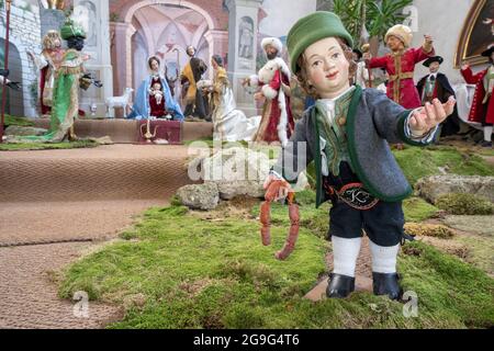 Die Weihnachtskrippe (barocke Krippe) in der Stiftskirche in Laufen im Rupertwinkel, Berchtesgadener Land. Die Figuren werden als Schaufensterpuppen mit einer Größe von bis zu 80 cm, Bayern, Deutschland, hergestellt. Stockfoto