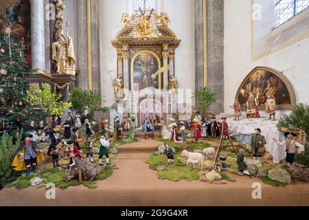 Die Weihnachtskrippe (barocke Krippe) in der Stiftskirche in Laufen im Rupertwinkel, Berchtesgadener Land. Die Figuren werden als Schaufensterpuppen mit einer Größe von bis zu 80 cm, Bayern, Deutschland, hergestellt. Stockfoto