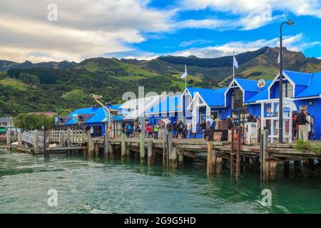 Akaroa, Neuseeland. Tourismusbezogene Unternehmen auf der Akaroa-Hauptwerft Stockfoto