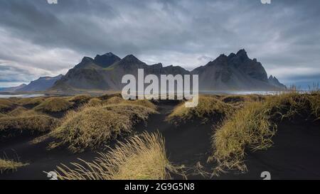 Vestrahorn Berg und schwarzen Sanddünen und Strand in stokksnes Halbinsel Island Stockfoto