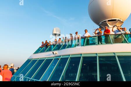 Havanna, Kuba - 25. Juli 2018: Menschen auf einem Kreuzfahrtschiff, die die neiw beim Einlaufen in den Hafen von Havanna, Kuba, betrachten. Stockfoto