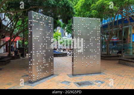 Öffentliche Kunstwerke in Wellington, Neuseeland. Eine Skulptur namens „Invisible City“, mit einem in Braille geschriebenen Gedicht im CBD von Wellington Stockfoto