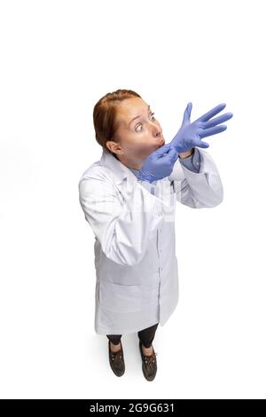 Porträt eines Arztes, therapeutischen oder medizinischen Beraters bei der Arbeit. Lustige Meme Emotionen. Konzept der Gesundheitsfürsorge, Pflegemedizin und Humor Stockfoto
