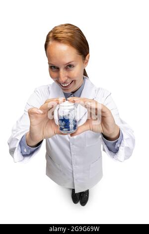 Porträt einer lächelnden Ärztin, therapeutischen oder medizinischen Fachberaterin bei der Arbeit. Lustige Meme Emotionen. Konzept der Gesundheitsfürsorge, Pflegemedizin und Humor Stockfoto