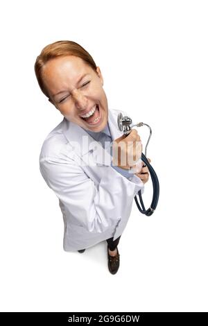 Porträt einer Ärztin, therapeutischen oder medizinischen Fachberaterin mit Stethoskop bei der Arbeit. Lustige Meme Emotionen. Konzept der Gesundheitsversorgung, Pflegemedizin und Stockfoto