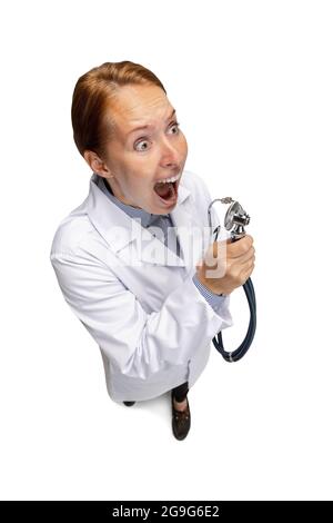 Porträt einer Ärztin, therapeutischen oder medizinischen Fachberaterin mit Stethoskop bei der Arbeit. Lustige Meme Emotionen. Konzept der Gesundheitsversorgung, Pflegemedizin und Stockfoto