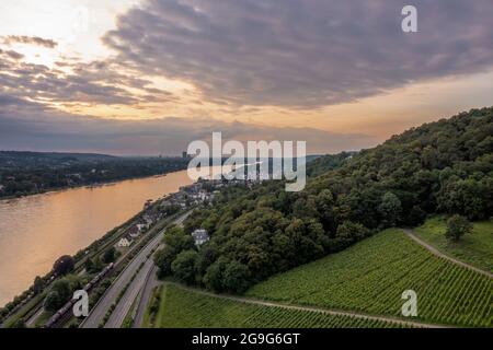 Luftaufnahme der Rheinlandschaft bei Sonnenuntergang mit Blick auf Königswinter Stockfoto