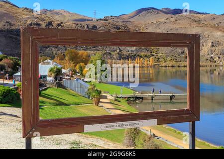 Cromwell, Neuseeland. Der Cromwell Heritage Precinct, eine Sammlung von Gebäuden aus der Goldrauschzeit am Rande des Lake Dunstan, die durch einen Rahmen gesehen werden Stockfoto