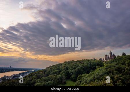 Drachenburg und Naturlandschaft bei Sonnenuntergang im Siebengebirge Königswinter Stockfoto