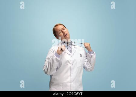 Porträt einer Ärztin, therapeutischen oder medizinischen Fachberaterin mit Stethoskop bei der Arbeit. Lustige Meme Emotionen. Konzept der Gesundheitsversorgung, Pflegemedizin und Stockfoto
