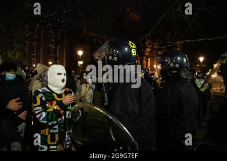 Bristol, Großbritannien. März 2021. Bereitschaftspolizei, Hundeführer, Hubschrauber und berittene Offiziere nahmen am Dienstagabend und in der Nacht an einer großen Operation Teil, um einen Protest im Stadtzentrum von Bristol aufzubrechen. Eine große Anzahl von Polizisten zerstreute Aktivisten am College Green, nachdem mehr als 100 Personen Zelte aufgeschlagen hatten, um sich gegen das geplante Polizei- und Verbrechensgesetz der Regierung und die Auswirkungen auf Reisende zu wehren. Kurz nach Mitternacht blieben etwa 50 Demonstranten am College Green, wobei eine große Anzahl von Polizisten zur Verfügung stand. Stockfoto