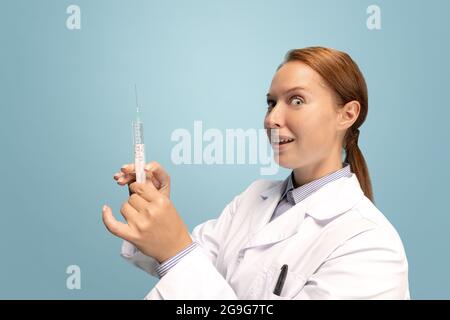 Porträt eines Arztes, therapeutischen oder medizinischen Beraters bei der Arbeit. Lustige Meme Emotionen. Konzept der Gesundheitsfürsorge, Pflegemedizin und Humor Stockfoto