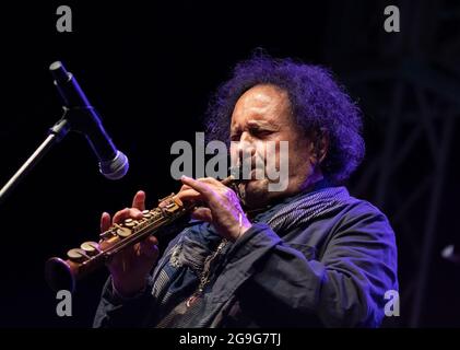 Zweite Ernennung des Pomigliano Jazz Festival Sonntags im römischen Amphitheater in Avella, tritt Enzo Avitabile in Begleitung des neapolitanischen Jazzorchesters unter der Leitung von Mario Raja auf und eröffnet den Pianisten Francesco Nastro mit dem "Solo Piano", Neapel von Scarlatti bis Calise mit Tributen an Pino Daniele im Jazz-Format. (Foto von Giovanni Esposito/Pacific Press) Stockfoto