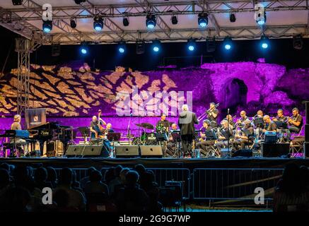 Zweite Ernennung des Pomigliano Jazz Festival Sonntags im römischen Amphitheater in Avella, tritt Enzo Avitabile in Begleitung des neapolitanischen Jazzorchesters unter der Leitung von Mario Raja auf und eröffnet den Pianisten Francesco Nastro mit dem "Solo Piano", Neapel von Scarlatti bis Calise mit Tributen an Pino Daniele im Jazz-Format. (Foto von Giovanni Esposito/Pacific Press) Stockfoto