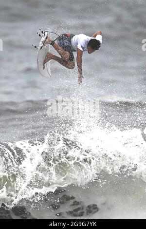 (210726) -- CHIBA, 26. Juli 2021 (Xinhua) -- der Franzose Jeremy Flores tritt beim dritten Surfspiel der Männer am Tsurigasaki Surfing Beach in der Präfektur Chiba, Japan, am 26. Juli 2021 an. (Xinhua/Du Yu) Stockfoto