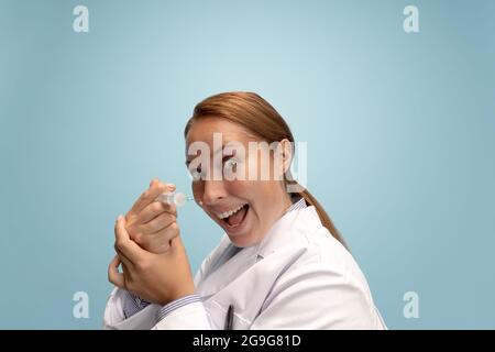 Porträt eines Arztes, therapeutischen oder medizinischen Beraters bei der Arbeit. Lustige Meme Emotionen. Konzept der Gesundheitsfürsorge, Pflegemedizin und Humor Stockfoto