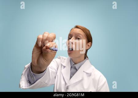 Nahaufnahme des Arztes, therapeutischen oder medizinischen Beraters bei der Arbeit. Lustige Meme Emotionen. Konzept der Gesundheitsfürsorge, Pflegemedizin und Humor Stockfoto