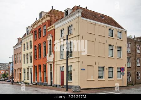 Vlisssingen, Niederlande, 24. Juli 2021: Reihe historischer Gebäude am Bellamypark mit Fassaden in Rot-, Braun- und Gelbtönen Stockfoto