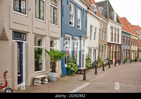 Vlisssingen, Niederlande, 24. Juli 2021: Straße in der Altstadt mit historischen Backstein- und Gipsfassaden in verschiedenen Farben Stockfoto